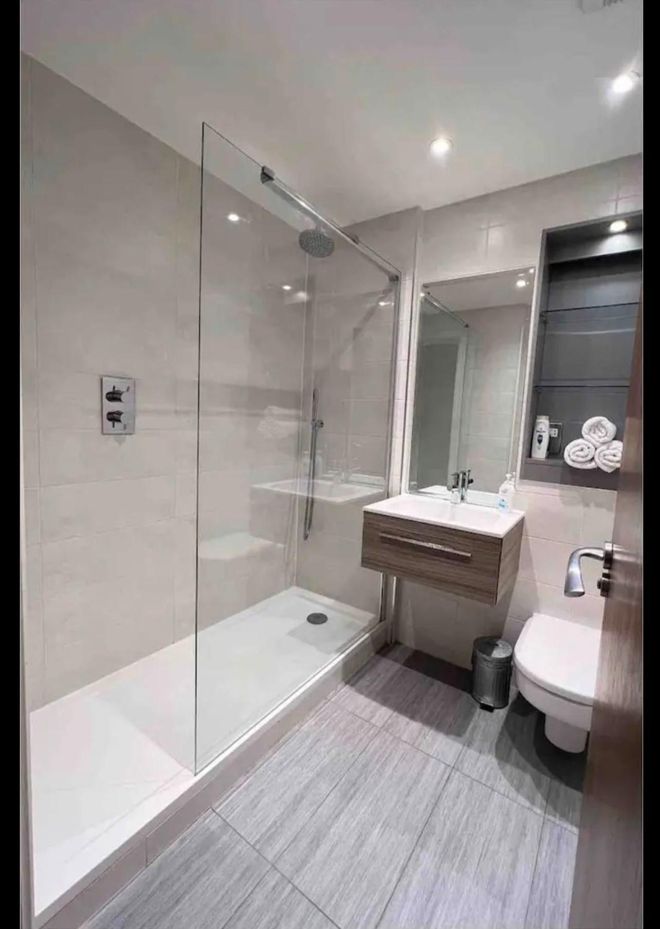 Luxury Apartment Riverside London Bagian luar foto