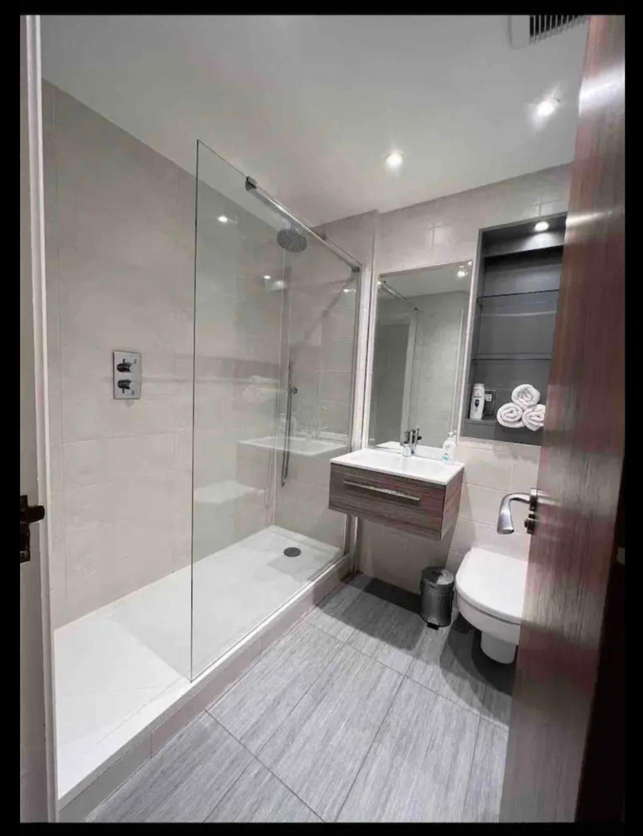 Luxury Apartment Riverside London Bagian luar foto